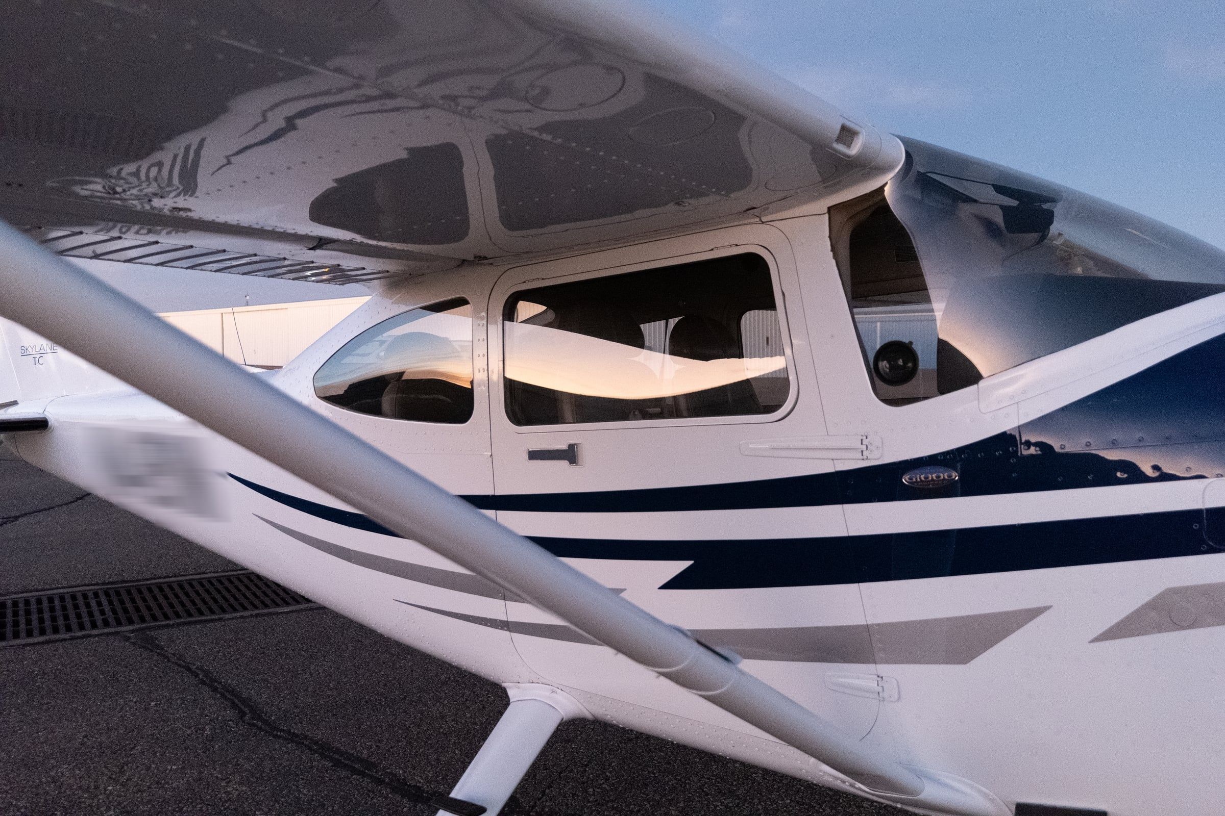 Cessna Skylane cabin and wing strut